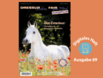 Titelbild des Heftes 1/23: Ein Schimmel steht in einem Mohnblumenfeld.