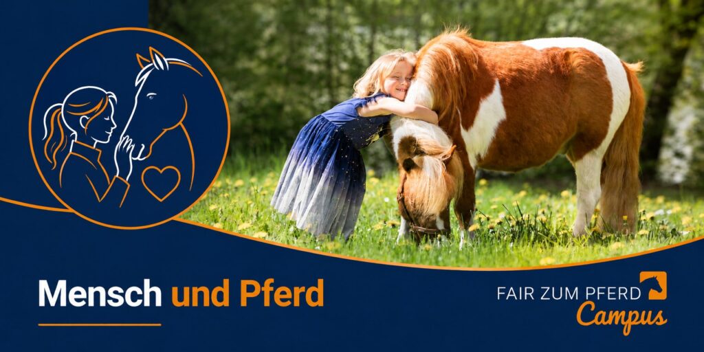 Ein kleines Mädchen umarmt ein Pony. Foto: Christiane Slawik