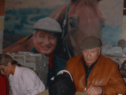 Monty Roberts gibt Autogramme während der Equitana 2003. Foto: Wikipedia