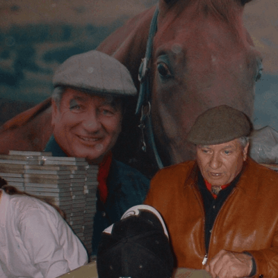 Monty Roberts gibt Autogramme während der Equitana 2003. Foto: Wikipedia