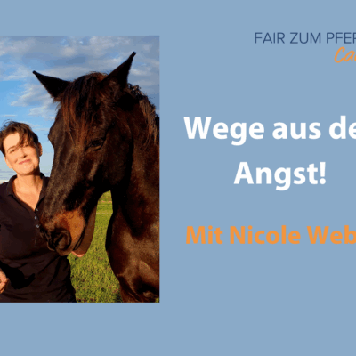 Nicole Weber steht neben ihrem Pferd und lkächelt.